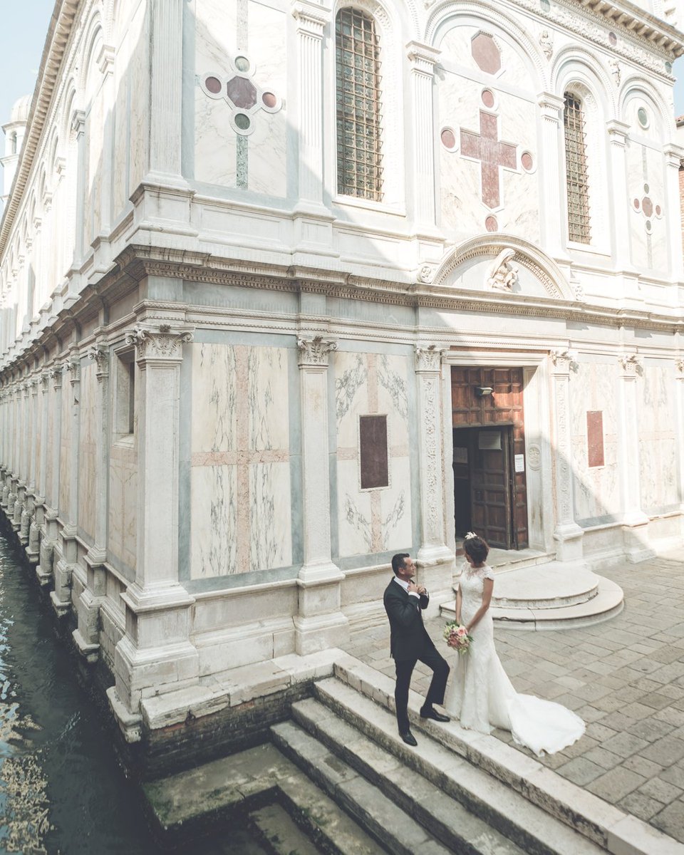 Any turn you take in #venice, you might fall.... in love!

#weddingitaly #weddingit #destinationweddings #italianweddings