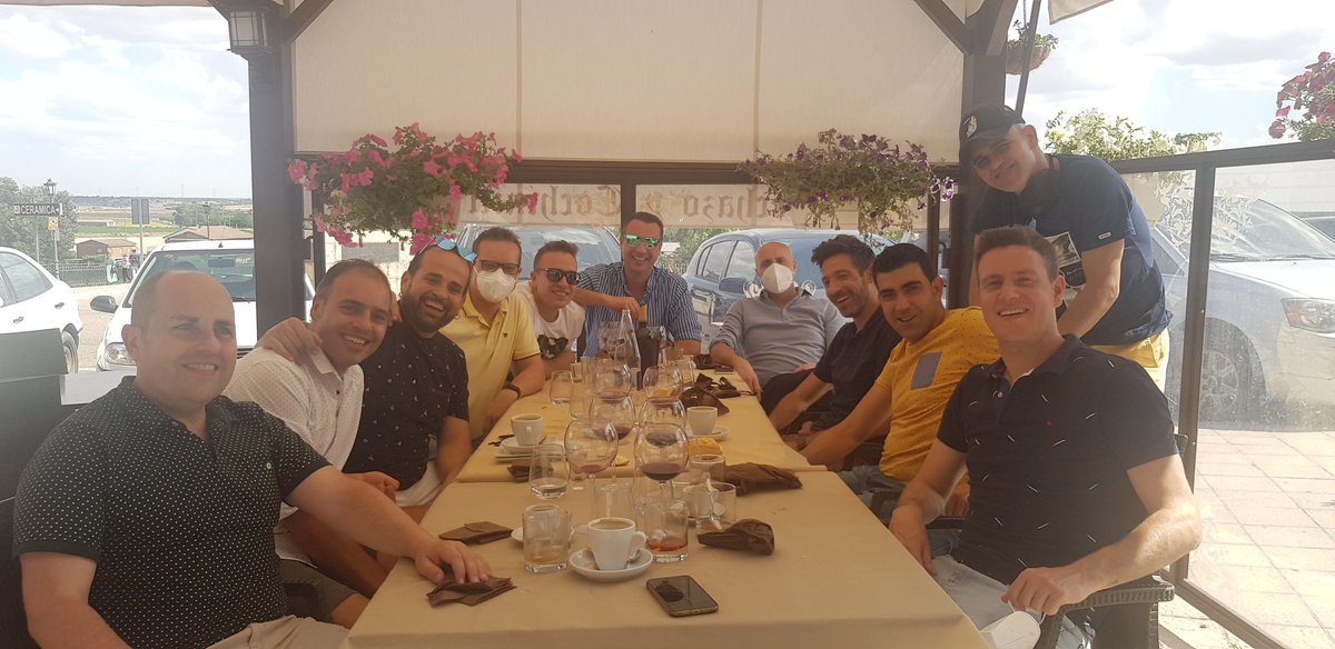 Otro año mas  cena comunio. <a href="/comunioES/">Comunio España ⚽️</a> @InfoComunio <a href="/comuniazo/">Comuniazo</a>  somos de futbol.