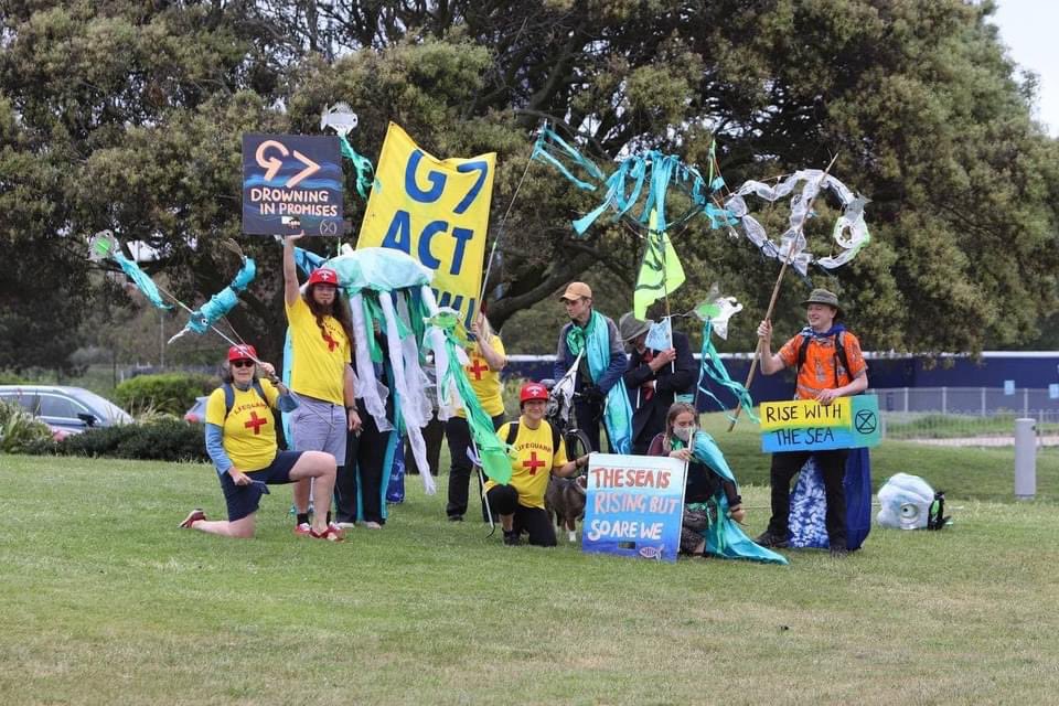 ChichesterXR's tweet photo. @ChichesterXR went down to join @xrsouthsea @XR_Reading and @XRiow To Make The Wave. Seas Rose We Rose as we’re #DrowningInPromises
#g7wave
@make_the_wave https://t.co/CrkZkBxpvx