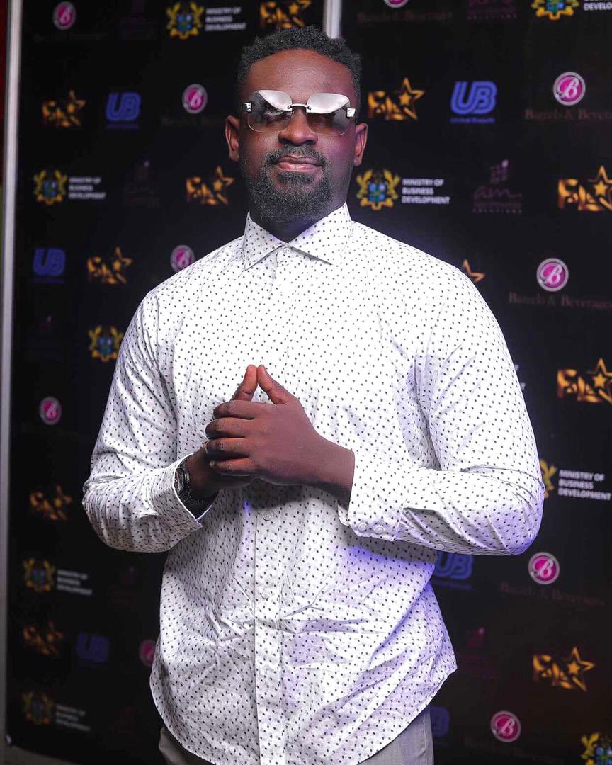 DesmondBlack__'s tweet photo. We have bloggers , and bloggers and bloggers 👍🏻But how do you see this guy @KobbyKyei_ style of blogging ? To me I call him the African giant n Blogging 👍🏻 https://t.co/WWfsHFqCXu