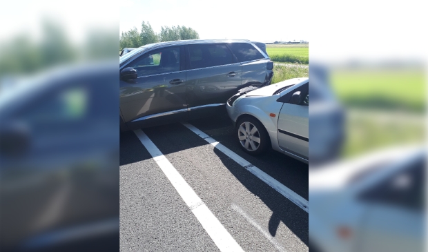 Auto's botsen op Boezemweg in Lekkerkerk - ..