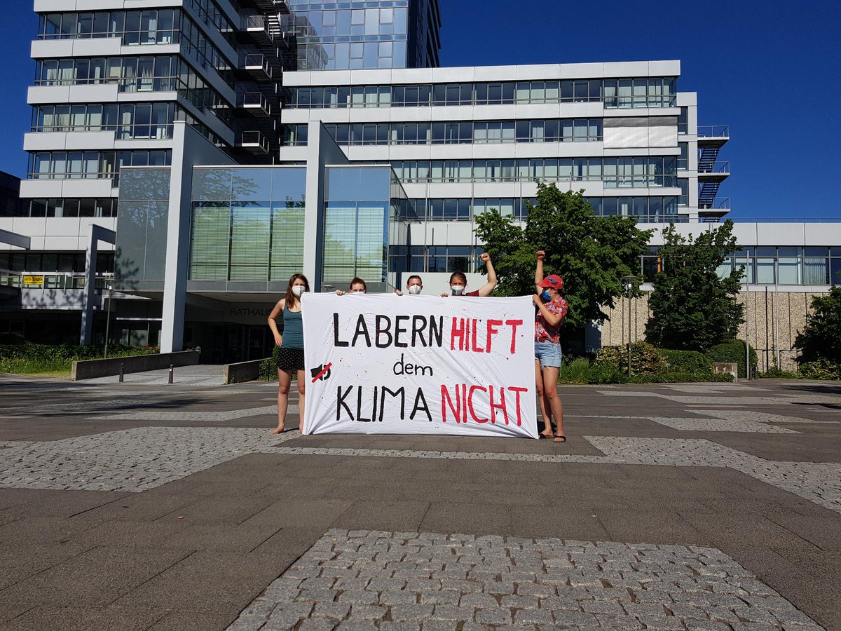 Klimacamp Erlangen ⛺ (@klimacamper) on Twitter photo Oberbürgermeister <a href="/FlorianJanik/">Florian Janik</a> bezeichnet unsere Arbeit als "toll und wichtig".
Was er dabei vergisst, ist dass wir sie auch wegen ihm haben.
Statt Lippenbekenntnisse wollen wir schnelles Handeln sehen. Labern hilft dem Klima nicht! 🔇 Oberbürgermeister <a href="/FlorianJanik/">Florian Janik</a> bezeichnet unsere Arbeit als "toll und wichtig".
Was er dabei vergisst, ist dass wir sie auch wegen ihm haben.
Statt Lippenbekenntnisse wollen wir schnelles Handeln sehen. Labern hilft dem Klima nicht! 🔇