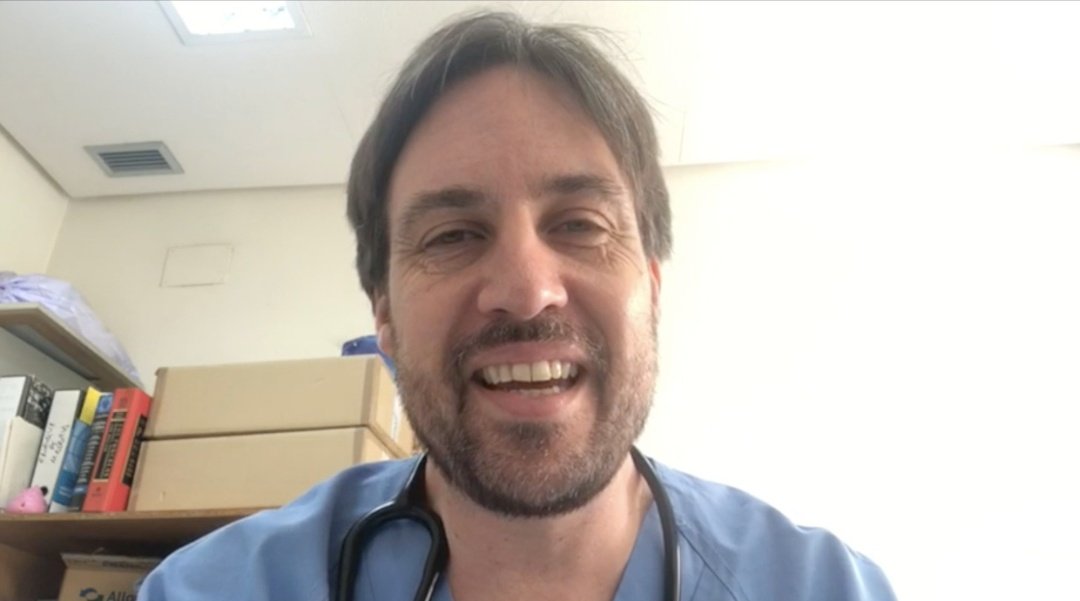 sa6ater's tweet photo. Pensaba que el COVID nos había dejado a @AnaSanMar91 y a mí sin vídeo de despedida el año pasado... Menuda sorpresa ver a tan buenos amigos de otros hospitales diciéndonos cosas bonitas, os queremos🥰 y muchas gracias a @jamorilla,  @Srtamessa y a los miniRs por hacerlo posible https://t.co/caHdfXQ5dO