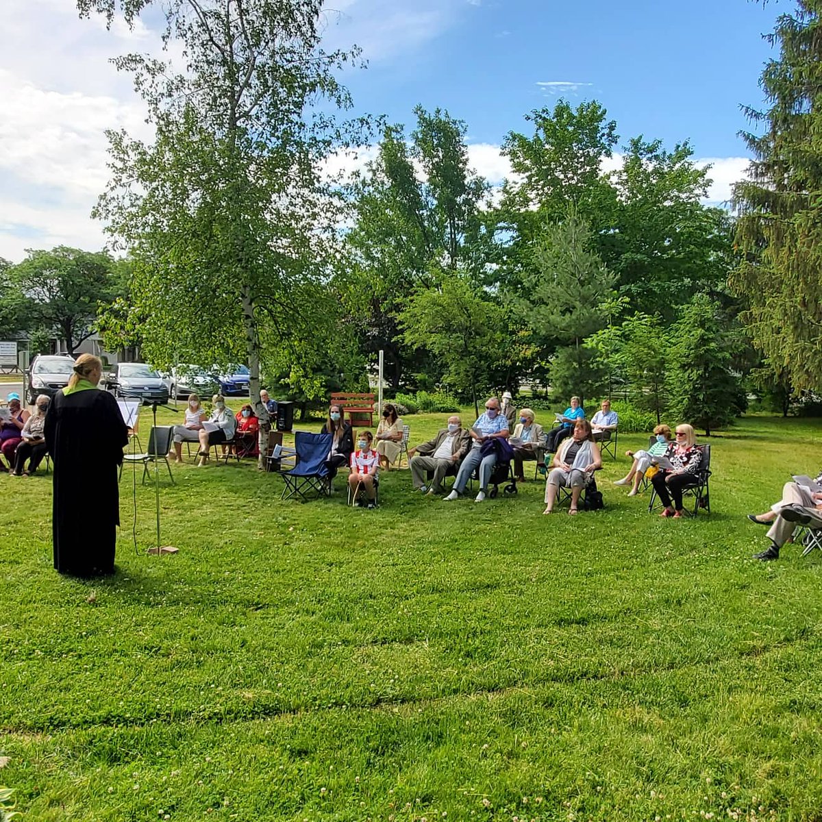 Nach 10 Wochen wieder der 1. Gemeinsame Gottesdienst...draussen, bei sehr schoenem Wetter .
#outdoorservice #gottesdienst #kirche #church