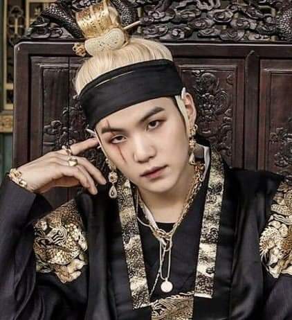 MinYunki013's tweet photo. AgustD 2020 x AgustD 2021
From hottie to real cutie 💜

#ThisIsAgustD #AgustD #Yoongi #Suga #BTSMusterSoWooZoo #BTSARMY https://t.co/O9gXfuthTp