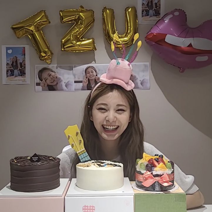 OnceADay37's tweet photo. She’s really grown up 😭💙 @JYPETWICE 

Tzuyu’s                              Tzuyu’s
birthday                             birthday
 2016                                  2021 https://t.co/4z6PHaS7jM