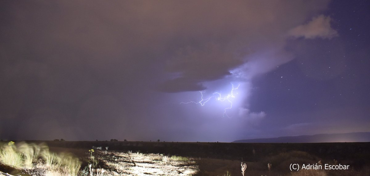 meteosegovia's tweet image. Relámpagos &quot;Tela-Arañas&quot; en el &quot;corazón latente de un cumulonimbus de anoche en la provincia de #Segovia, de una tormenta que llegó desde el Valle del Lozoya.