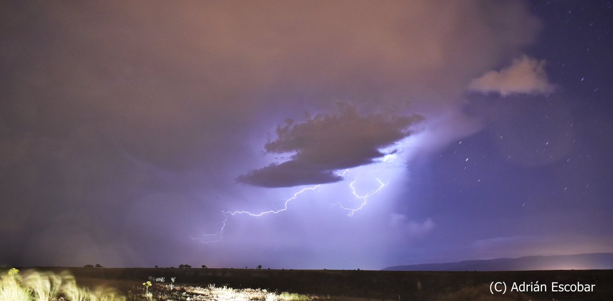 meteosegovia's tweet image. Relámpagos &quot;Tela-Arañas&quot; en el &quot;corazón latente de un cumulonimbus de anoche en la provincia de #Segovia, de una tormenta que llegó desde el Valle del Lozoya.