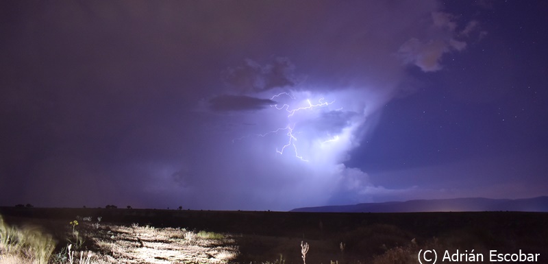 meteosegovia's tweet image. Relámpagos &quot;Tela-Arañas&quot; en el &quot;corazón latente de un cumulonimbus de anoche en la provincia de #Segovia, de una tormenta que llegó desde el Valle del Lozoya.