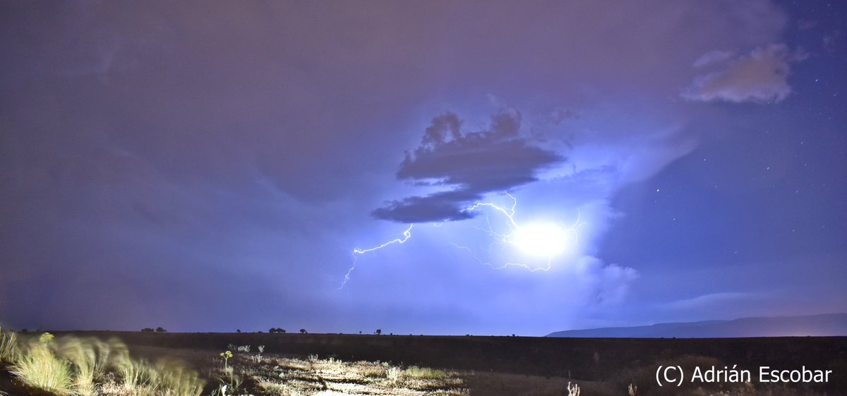 meteosegovia's tweet image. Relámpagos &quot;Tela-Arañas&quot; en el &quot;corazón latente de un cumulonimbus de anoche en la provincia de #Segovia, de una tormenta que llegó desde el Valle del Lozoya.