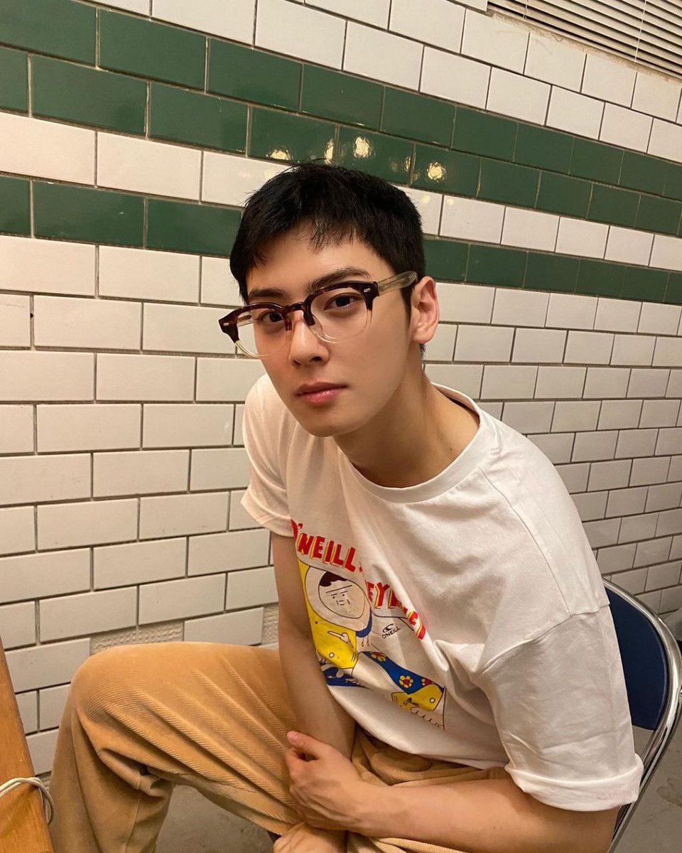 _3UNWOO's tweet photo. Specky specky eunwoo. https://t.co/gxDmBADYe6