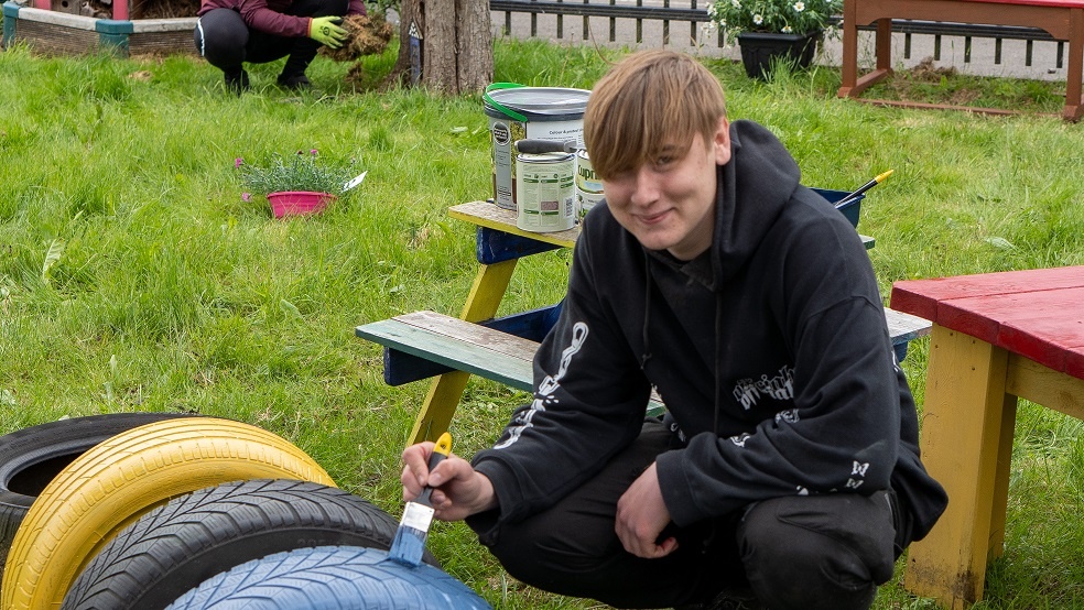 StaffsFire's tweet photo. 🌿 🌞 Five youngsters on the @PrincesTrust Team programme – delivered locally by SFARS – spruced up the garden at the @StaffordshireCC-run @Silkmore1CC, #Stafford, to give something back to the community - and raised £424 putting on a quiz too.

READ MORE: https://t.co/VzDtwTPD9c https://t.co/4Bx7QoCNLG