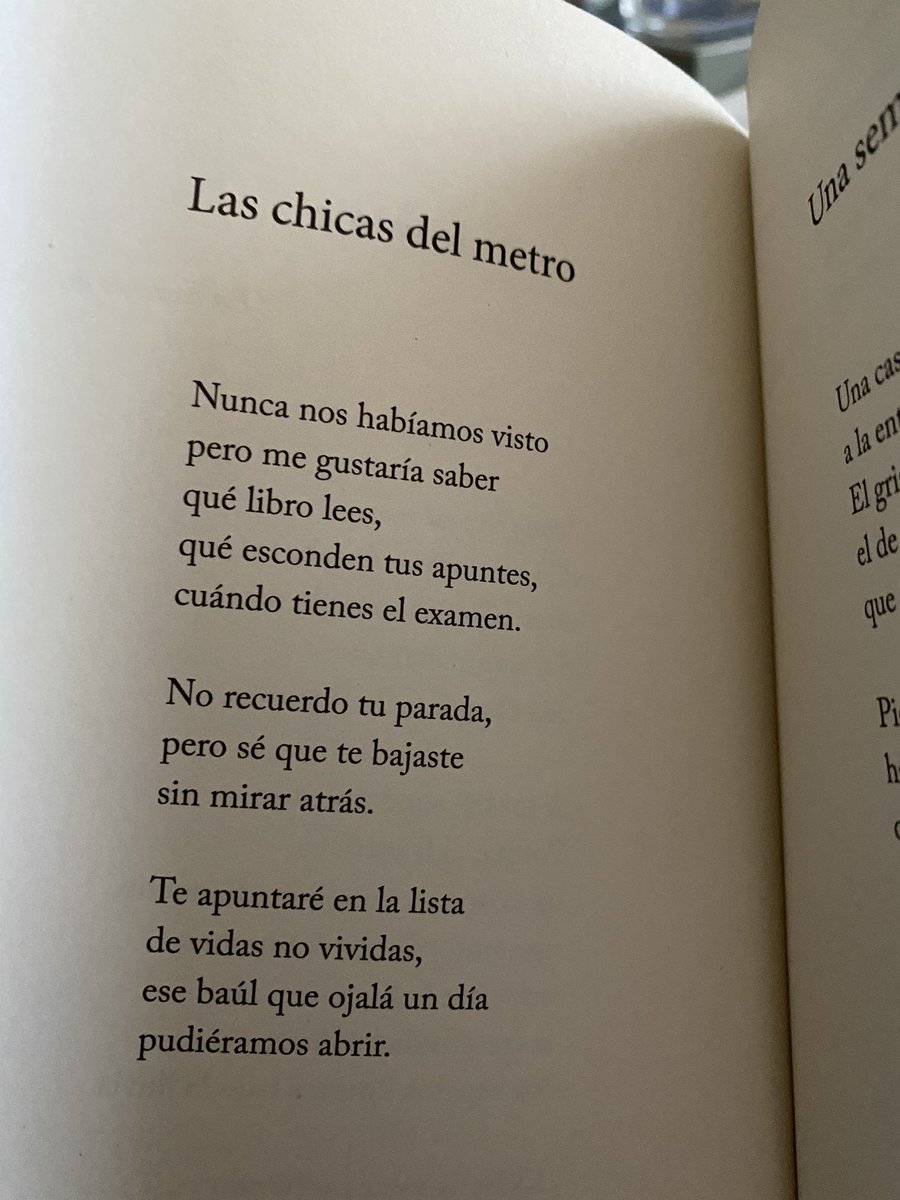 Conozco a <a href="/DanielRamirez99/">Daniel Ramírez García-Mina</a> en su faceta de (buen) periodista. Había charlado también en alguna ocasión de literatura, pero esta es la primera vez que leo un libro suyo y la verdad es que es fantástico. Poesía a pie de calle; a pie de vida. No existe otra. En @versoycuento