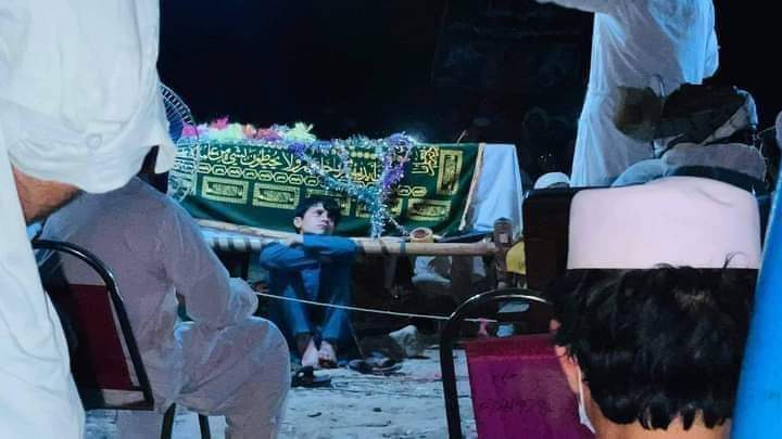 afghan_khial's tweet photo. دا ماشوم د دولس ورځو نه د خپل پلار د جنازې کټ ته ناست دے او د ریاست نه د خپل پلار دپاره انصاف غواړي. خو نۀ څوک څه اوري نۀ ویني او نۀ وایې. دا د ظلم انتها ده خلاف یې یو s https://t.co/dLgjbm7GJb