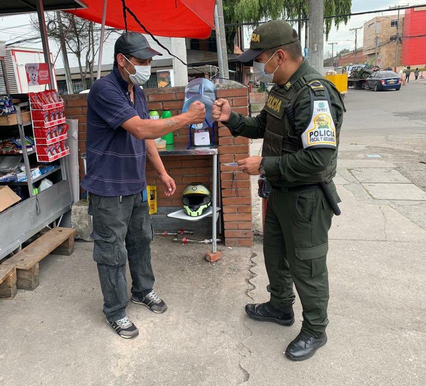 PoliciaColombia's tweet photo. Los policías de #Colombia estamos siempre dispuestos a trabajar por la seguridad y convivencia ciudadana, #DeTodosDepende consolidar un mejor país. https://t.co/L5Abt8Boj9