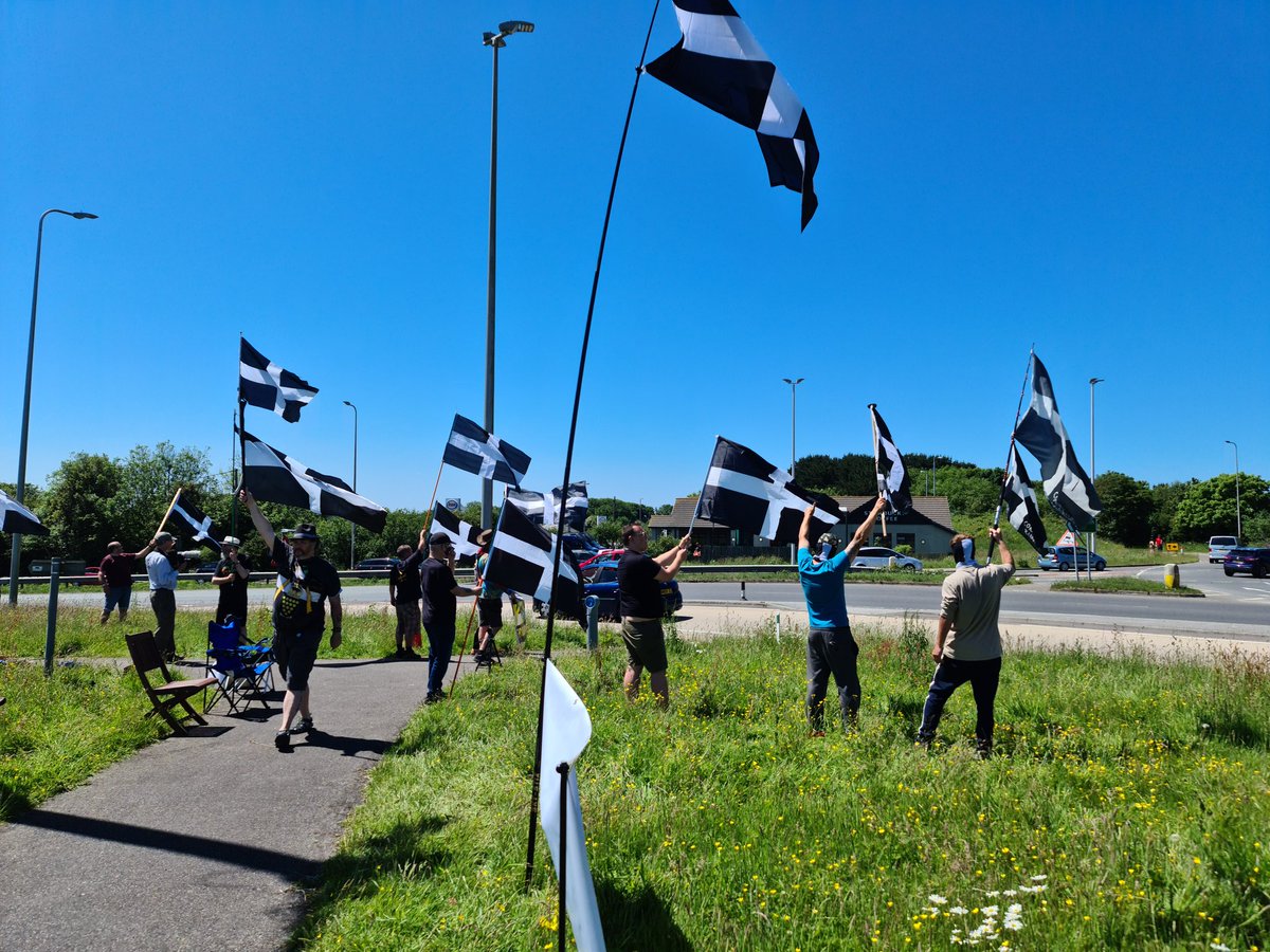 Kernewektrippy's tweet photo. YES KERNOW! Bleddy ansum protest! #kernowbysvyken @YesCornwall @AUOB_Kernow_ #anserghogeth #G7protest #kernow https://t.co/XaNSS4HyZu
