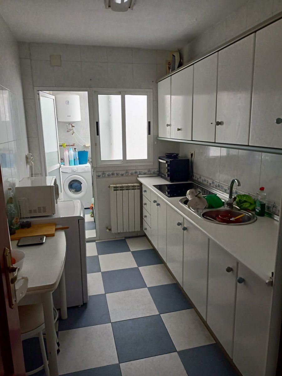 JoseSounds's tweet photo. @Cotilleos_UGRR Buscamos a nuestro último compañero!

- Gonzalo Gallas, a dos pasos del Mercadona.
- Piso de 3 habitaciones y 2 baños.
- Cama individual y vestidor propio.
- Calefacción central, balcón, salón grande y cocina completa.
- 2 chicos, ambos opositores. 
- 225/mes sin gastos. https://t.co/uXFMbDwqph