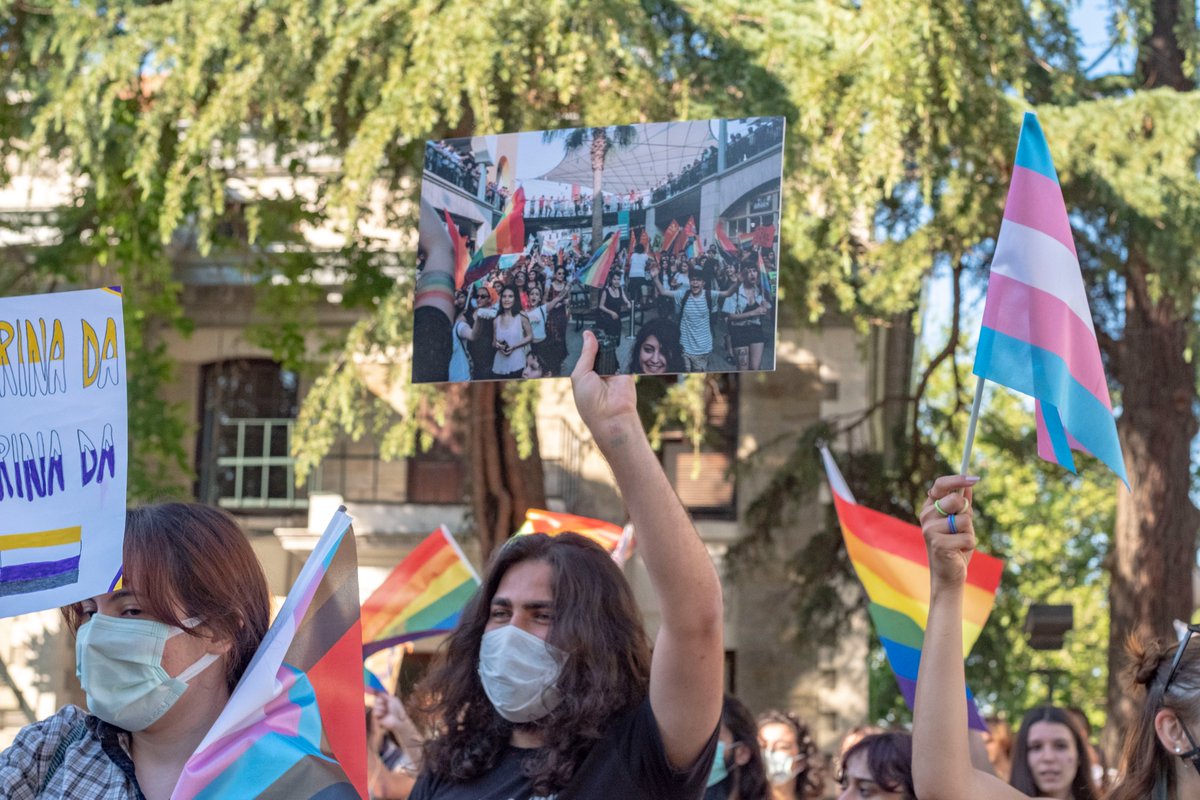 budirenisi's tweet photo. Boğaziçi Üniversitesi Fotoğrafçılık Kulübü, Ateş Alpar’ın fotoğraflarından oluşan "onur" sergisini 11 Haziran'da sergilemek için Kulüpler Arası Kurul'dan onay almasına rağmen Bulu'nun yardımcısı Fazıl Önder Sönmez'in kararıyla kulüp odasına giremedi.
@bufokhaber @bogaziciLGBTI https://t.co/G7hjnGASph