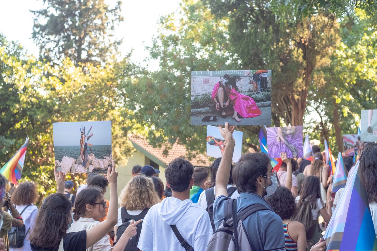 budirenisi's tweet photo. Boğaziçi Üniversitesi Fotoğrafçılık Kulübü, Ateş Alpar’ın fotoğraflarından oluşan "onur" sergisini 11 Haziran'da sergilemek için Kulüpler Arası Kurul'dan onay almasına rağmen Bulu'nun yardımcısı Fazıl Önder Sönmez'in kararıyla kulüp odasına giremedi.
@bufokhaber @bogaziciLGBTI https://t.co/G7hjnGASph