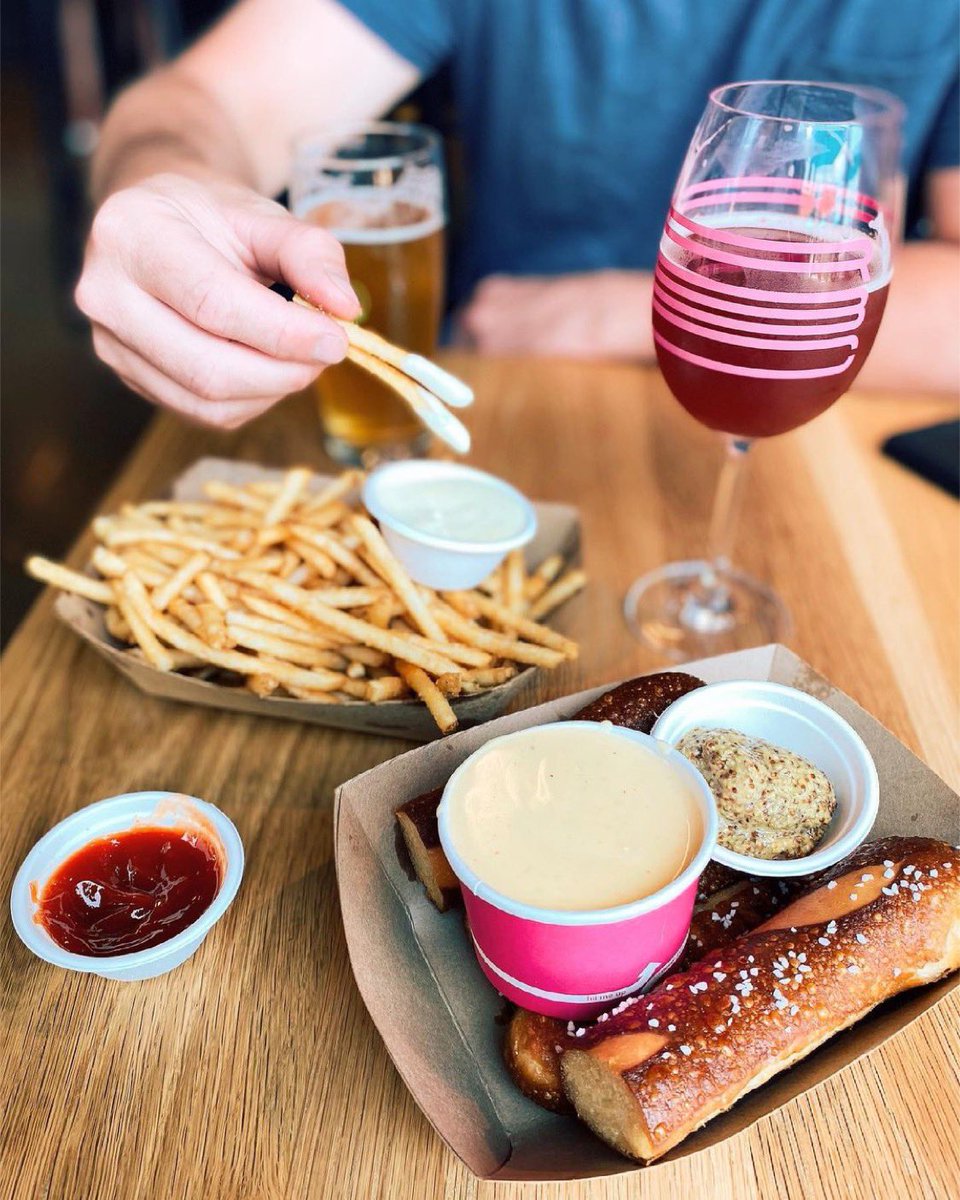 brassburgerstl's tweet photo. two primary food groups
💙🧡
#rockwellbeerco #brasswell #eats #stleats #friesbeforeeverything
📸: @hgriske https://t.co/4kIrGNjzTD