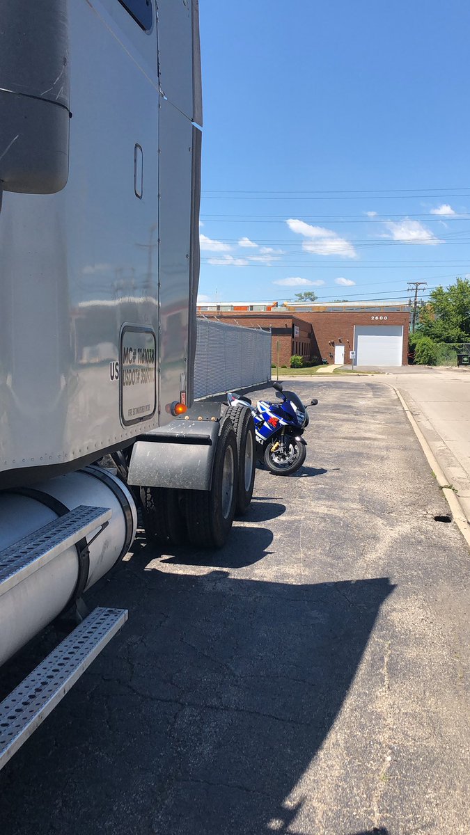 PierreLuciano's tweet photo. Sunday Grind #GSXR1000 #FreightShaker #Truckfit #RatherCount100ThousandsDollarsOnaSunday #GrindMode https://t.co/rRrFf6m6ew