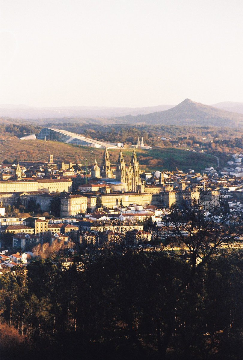 sydjulio's tweet photo. A Catedral, a Cidade da Cultura e o Pico Sacro dende o Pedroso.

Santiago, xaneiro de 2021
Kodak Gold 200 https://t.co/cC0OOOaQNC