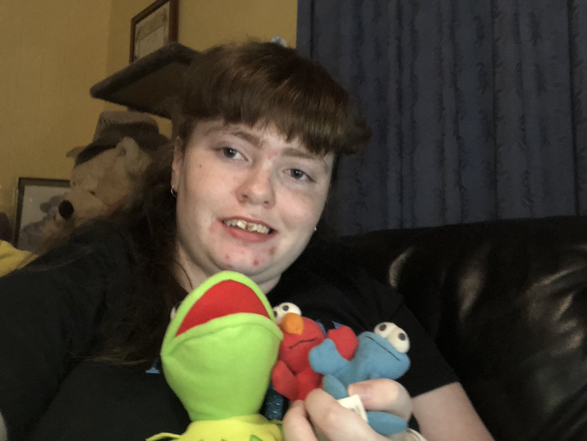 Monkeemuppets's tweet image. It’s 2:20 in the morning got my Mamma Mia t shirt on also have Kermit, Cookie Monster and Elmo @WarrickBP #DaveChapman #KevinClash #AliceDinnean @annalouisegold @YoungsterBeccy #NeilSterenberg @SmeeHelena @The_Olly_Taylor &amp;amp; @victor_yerrid @CtrPuppetryArts 

Let’s do this!!!!! 😎
