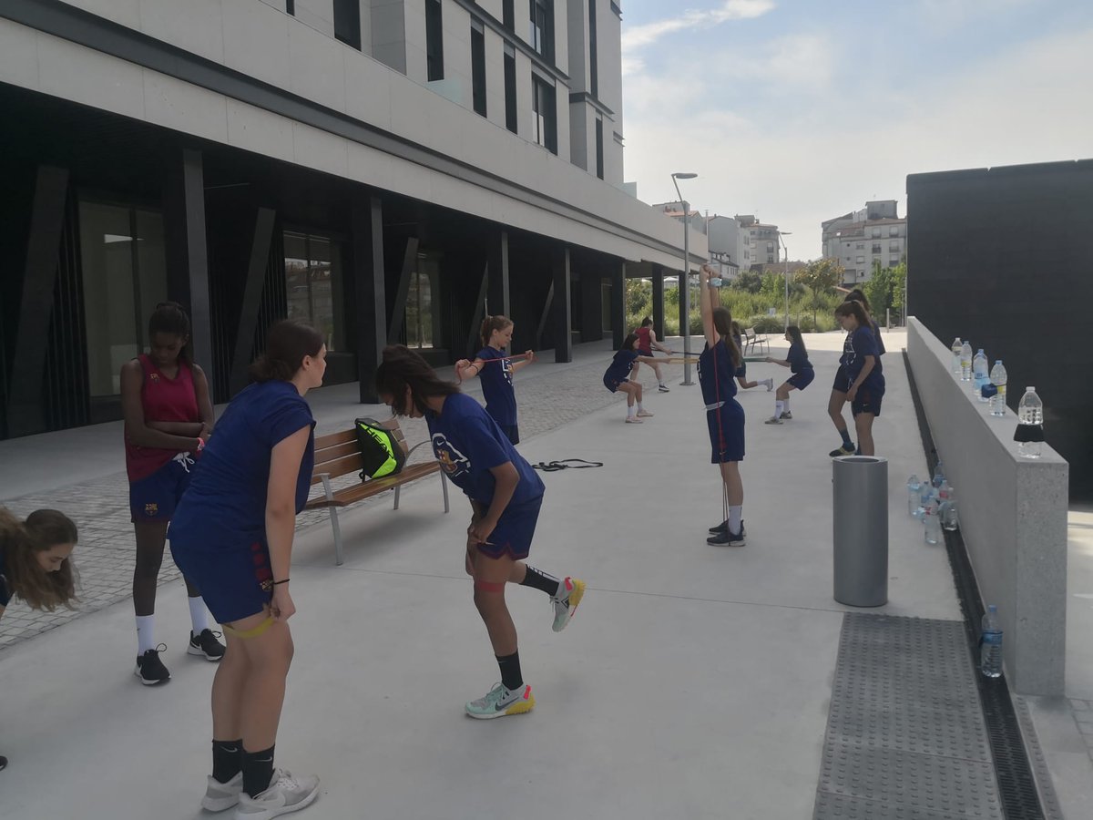Franchu51's tweet photo. Trabajo de activación y recovery con las más peques #InfA . 
Grande @xavi_samitier que estás en todo, a tope con ellas!!! Seguimos 👏👏 https://t.co/cKhzAijoyy