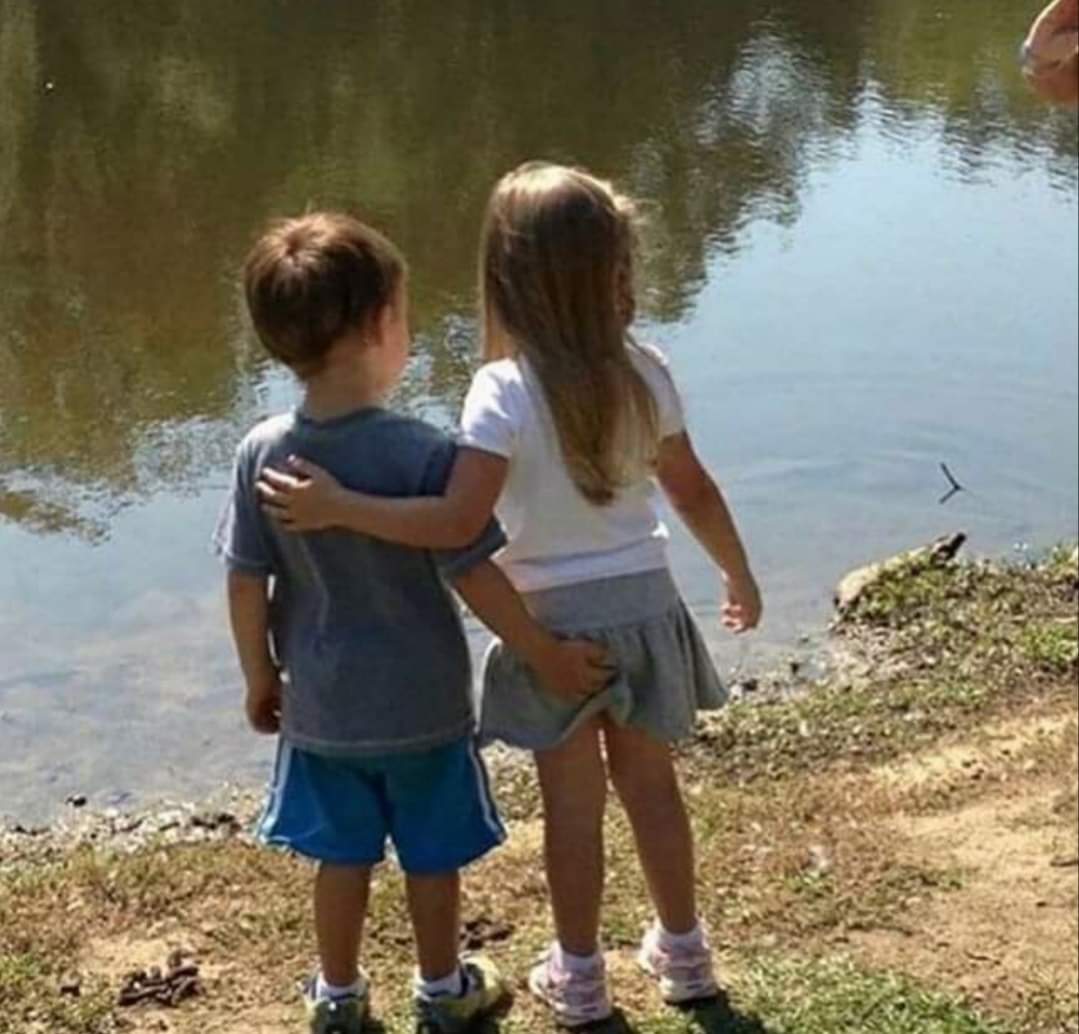 лапаю ребенка. детский поцелуй с языком. ребенок трогает. ребенок трогает девушку. девочка и мальчик занимаются.