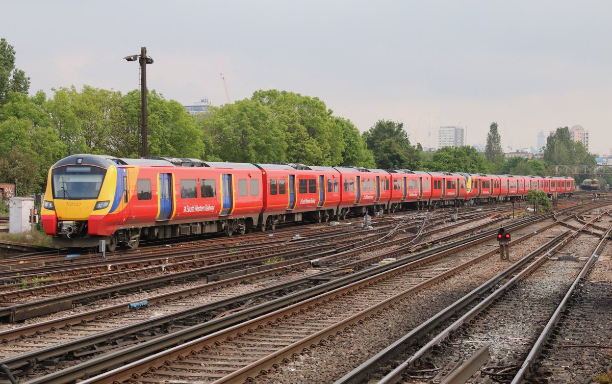 Random Railway Picture Day 164

South Western Railway  lads 700 Desiro, No. 707027 approaches Clapham Junction on 18th May 2019.

#trains #railways #traintwitter #Class707 #EMU #SouthWestEenRailway #SWR