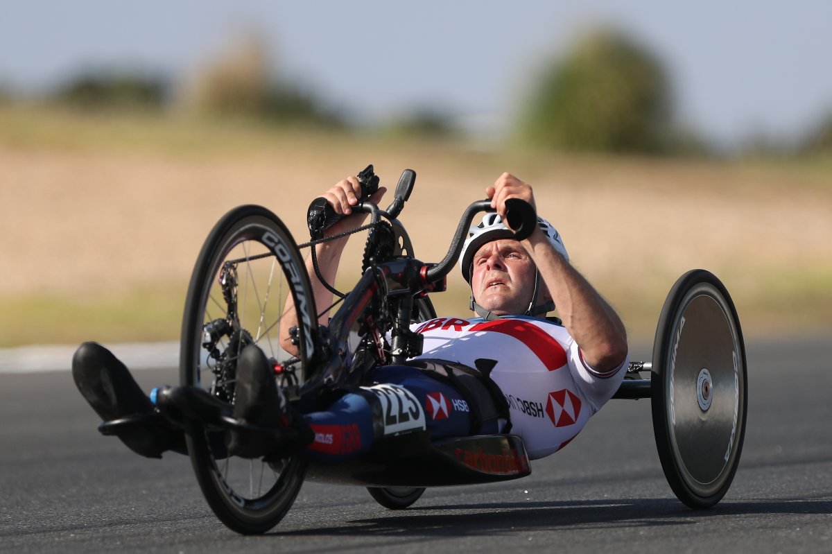 Bad luck for <a href="/Ljonescycling/">Luke</a> as he has a mechanical out on the circuit 🔧

It's taken him out of the main group but he's back on the road and powering on 👊

🌈 #Cascais2021 
🇬🇧 #GBCT