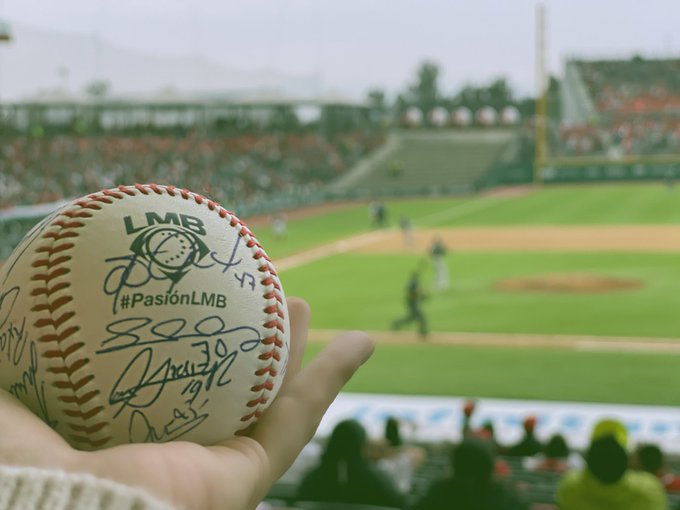 2 pic. Gracias @DiablosRojosMX 🤍⚾️ 

A ver si en la siguiente serie ponen una de las mías jajaja 
#LaMexicana