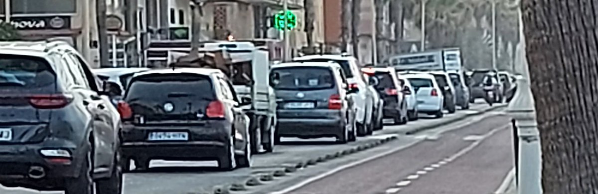 OTRAMELILLA's tweet photo. El gran clásico de #Melilla, estancarse con el coche la tarde del domingo en el paseo marítimo. .@ondaceromelilla .@MelillaConBici .@GuelayaMelilla .@MeMoMelilla https://t.co/adJGsdvj4m