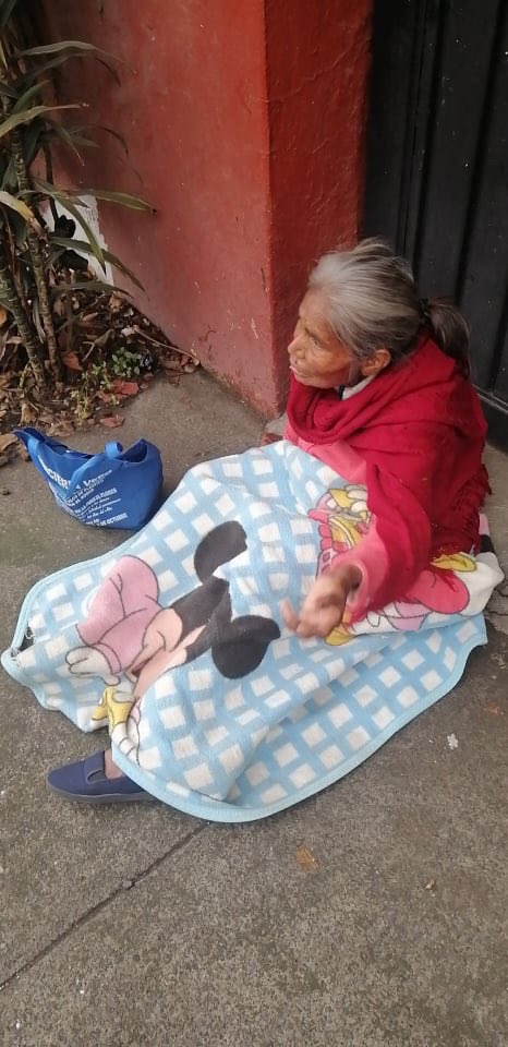 TlalpanVecinos's tweet photo. Nos piden compartir lo siguiente:

Encontramos una señora tirada en la calle Tecoh y Homun.

Cualquier información 👉 https://t.co/kvHqkHecs9 https://t.co/Zm5E6SyWVo
