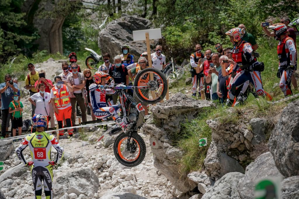 ¡Vaya manera de celebrar el Día Nacional de la Moto! El <a href="/trialteamhrc/">Repsol Honda HRC</a> de trial ha arrasado en la primera cita en Italia. Y es que al triunfo de <a href="/tonibou_oficial/">Toni Bou Oficial</a> ayer, hay que sumar hoy un espectacular doblete: victoria de <a href="/fujigasnet/">TAKAHISA FUJINAMI 藤波貴久</a> y segundo puesto para Toni, líder del Mundial