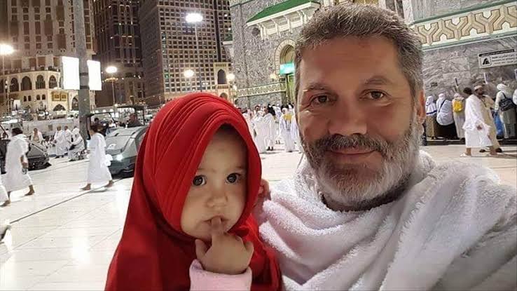 Abdullahibrim's tweet photo. Ailesi ile telefonda görüşmesine müsaade edilmiyor. Bununla beraber esir tutulduğu hücrede BAE kurumları tarafından sağlık durumunun ağırlaştığı dönemlerde  hiçbir tıbbi destekte bulunulmuyor.

Ve Hira Naile halen soruyor: Babam nerede?
#WashingtonDubaiOperasyonu #FreeOzturk https://t.co/7wZeuXoEBo