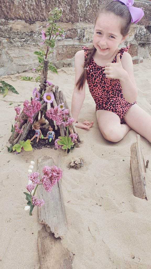 Dollie made Chelsea &amp; Ben a tipi on the beach today 👍🏻🌸 #familybeachday #beachlife <a href="/Barbie/">Barbie</a>