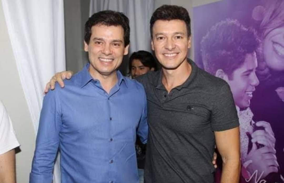 LordBonFinn's tweet photo. Eu confundia o Rodrigo Portiolli com o Celso Faro. https://t.co/nZ2xLQHJ9X