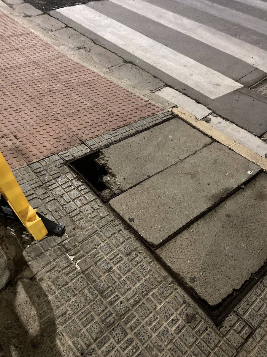 AntonioJCV3's tweet photo. Decepcionado por hacer lo correcto. Es la primera vez que hago esto y no se si va a funcionar. El caso es que el Ayuntamiento de Melilla no arregla esto y dice que es competencia de otro, como si yo supiera co quien contactar y seguimos teniendo un agujero en el barrio https://t.co/17ugVvSmPy