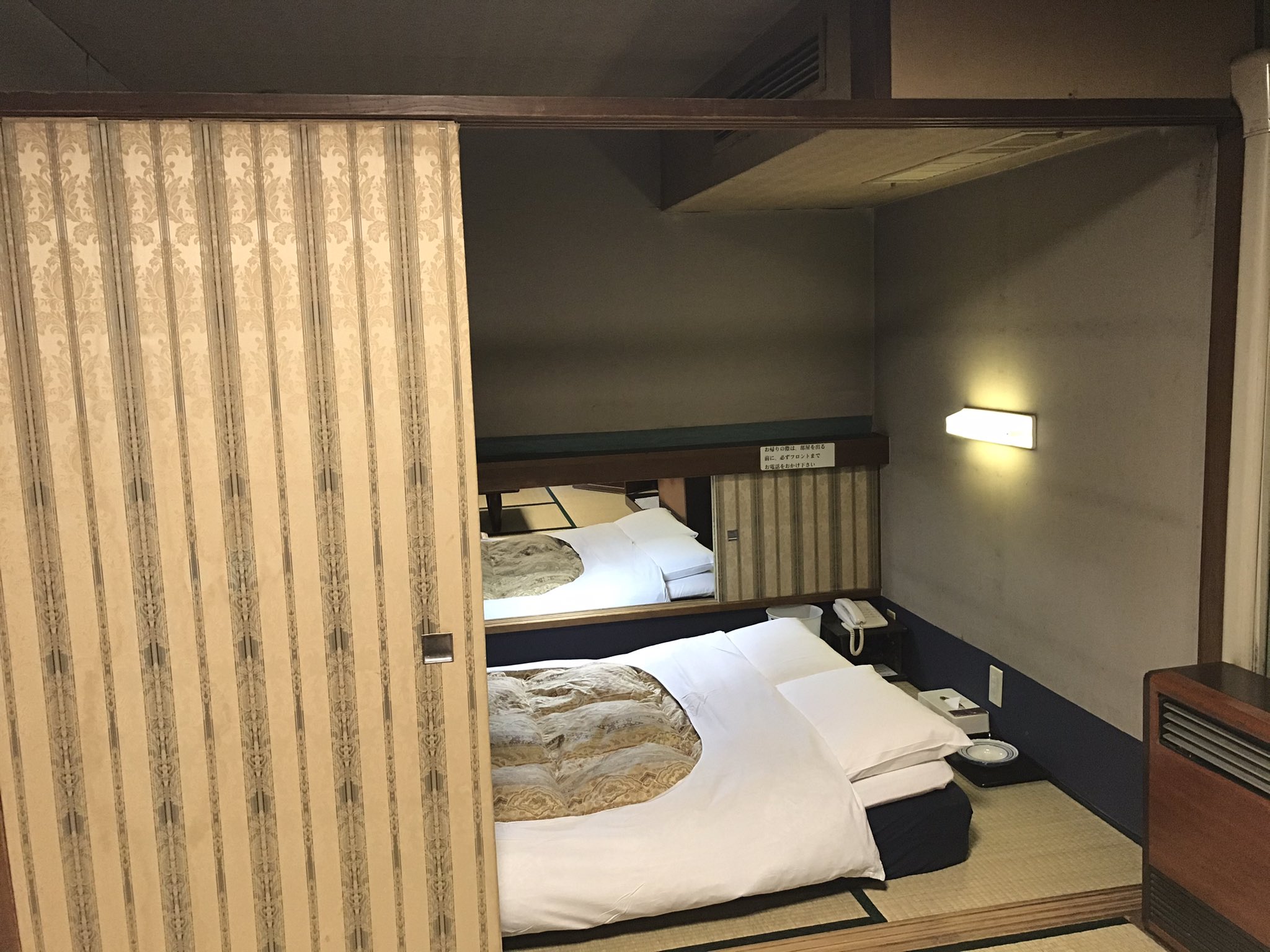 昔の連れ込み旅館 【松月】新宿 連れ込み宿感を色濃く残す、貴重なラブホ。 最近、昔の松月の画像が流れてきて、久々に行きたくなってしまった…  入り口の上の部分は、月のよう🌙 503の蘭のお部屋です。 年季の入った鏡台やエアコン、灰皿… 枕元の蛍光灯の薄暗さがとても ...