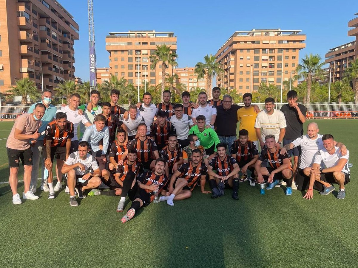 patacona_cf's tweet photo. Nos quedamos a las puertas de la promoción a 3°RFEF, pero inmensamente orgullosos de cada minuto que nos ha regalado esta FAMILIA. Gracias caballeros,  vuestro honor es nuestra mejor victoria. 
⚽️🧡🖤💪
@GolsmediaCVal 
@RegionalVivela 
@superdeporte_es 
@FFCV_info 
@ayto_alboraya https://t.co/X8lSpw3BJv