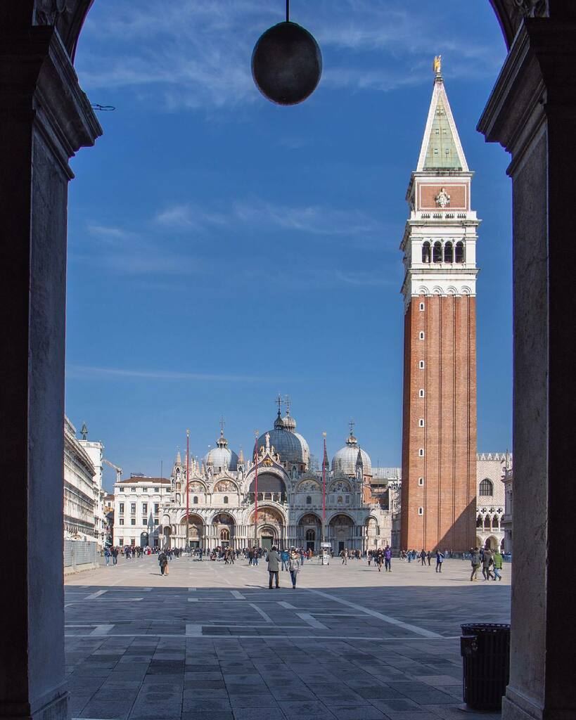 Piazza San Marco in una cornice semi deserta sarà una di quelle immagini che potrò mai dimenticare di questo periodo.

•
•
#venezia #venice
#alluring_venice
#igersvenezia #igersveneto 
#ig_venezia #ig_veneto 
#volgovenezia #volgoveneto 
#yallersvenet… instagr.am/p/CQEgt_enMBH/