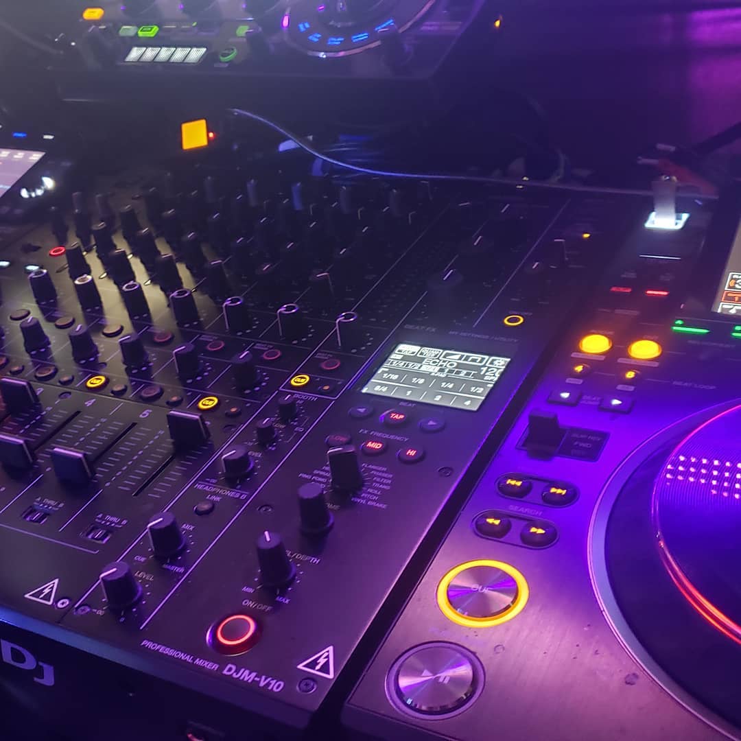 djsmark's tweet image. Wowwww been slackin on the socials - come vibe for #beatzNbrunch meets @imvinyl 's /CHVRCH! Live now exclusively on #twitchtv ... #housemusic #livestream #melodichouse #melodictechno #deephouse #organichouse #electronicmusic #twitchdjs #twitchaffiliate