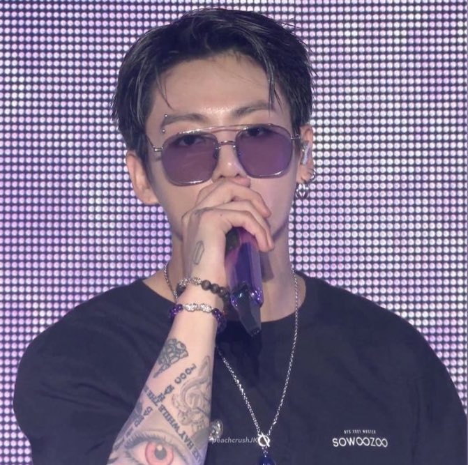 interludejoons's tweet image. head empty just 210613 jungkook