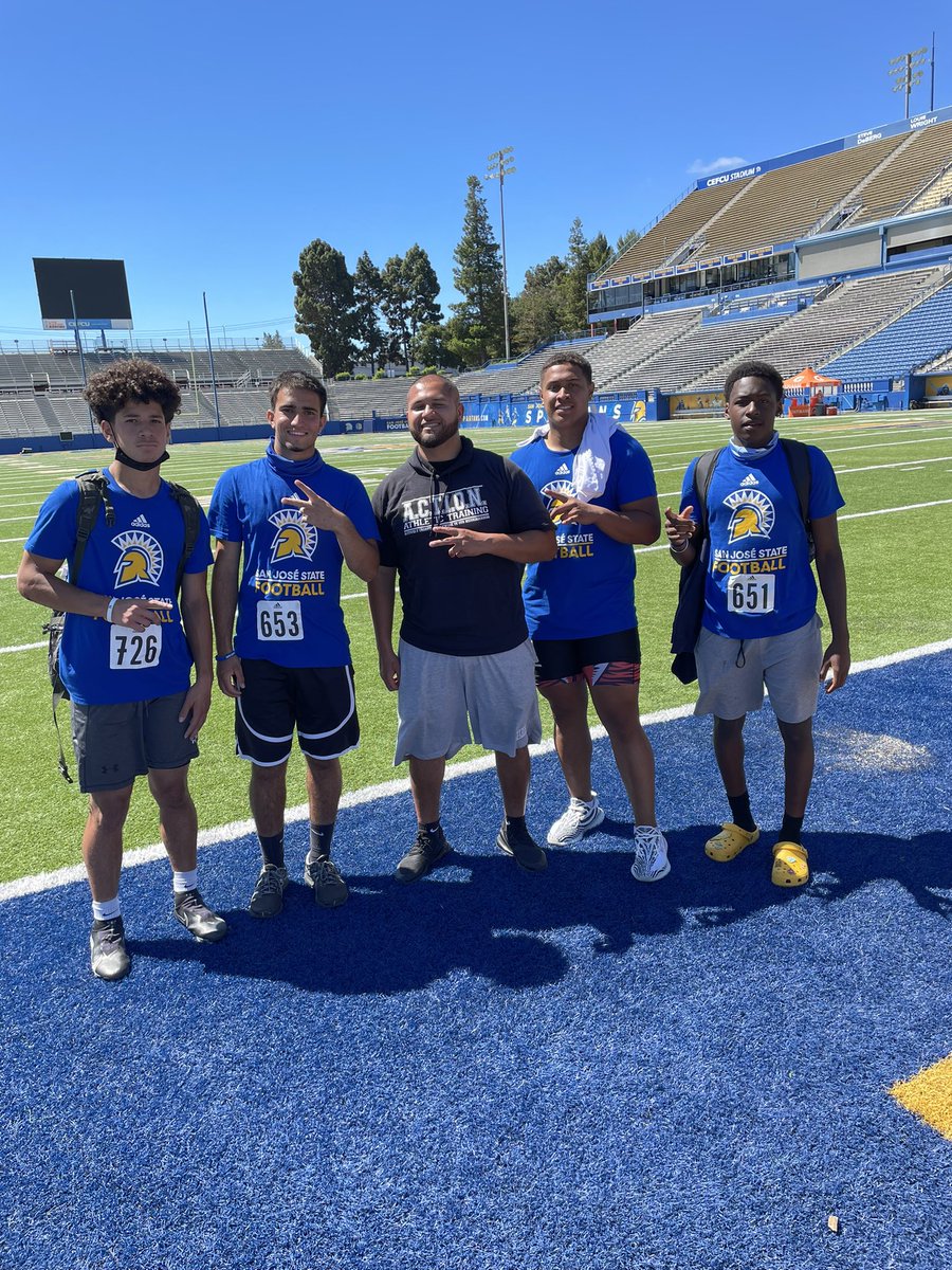 PangelinaJohn's tweet photo. A.C.T.I.O.N. Boiz In the building Tennyson, Irvington and St. Francis athletes. #A.C.T.I.O.N #Actiontraining @MoalaSalesi @KealaKeanaaina @MozonIII https://t.co/0Y1PBA10O4