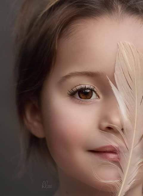 🕊…🤍…🕊..

الحَــرْفُ يبـدأُ مــن 
عَيْنَيْــكِ .. رحْلتَـــهُ
..
كلُّ اللُغــــاتِ ..!!
بلا ..
عينيكِ .. تَنْدثِـــرُ🤎..🤍