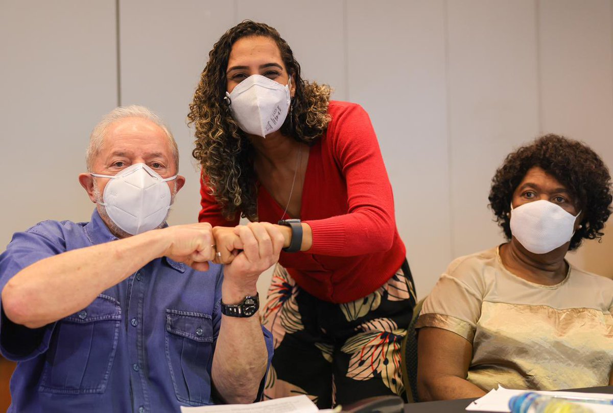 LulaOficial's tweet photo. Enquanto o governo Bolsonaro corta o auxílio emergencial, defende o vírus e trabalha a favor da política da morte, essa turma aqui arrecada comida, água, máscara, e organiza as comunidades do Rio contra a fome, a pandemia e o genocídio. 

Fotos: Ricardo Stuckert https://t.co/qZkHPp8AE8