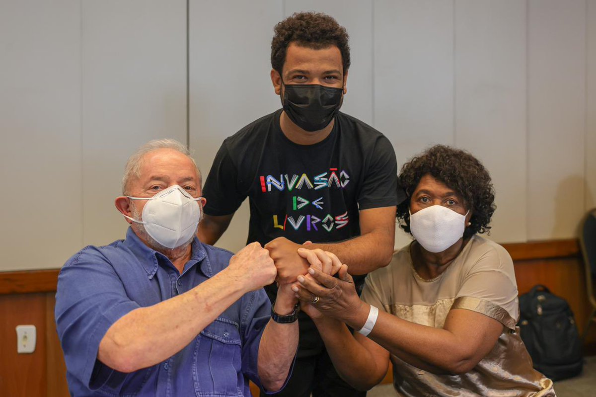 LulaOficial's tweet photo. Enquanto o governo Bolsonaro corta o auxílio emergencial, defende o vírus e trabalha a favor da política da morte, essa turma aqui arrecada comida, água, máscara, e organiza as comunidades do Rio contra a fome, a pandemia e o genocídio. 

Fotos: Ricardo Stuckert https://t.co/qZkHPp8AE8