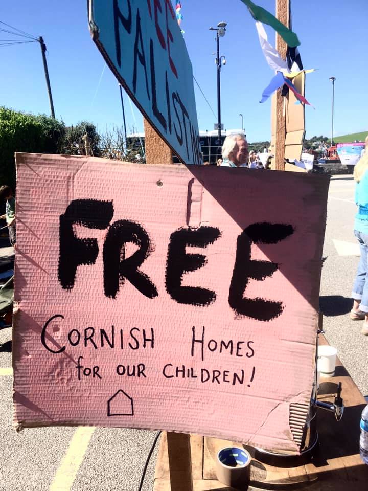 kernow_matters's tweet photo. And beneath a 'Free Palestine' board, this message was posted......

#KernowMatters https://t.co/lh6nHNWYdh