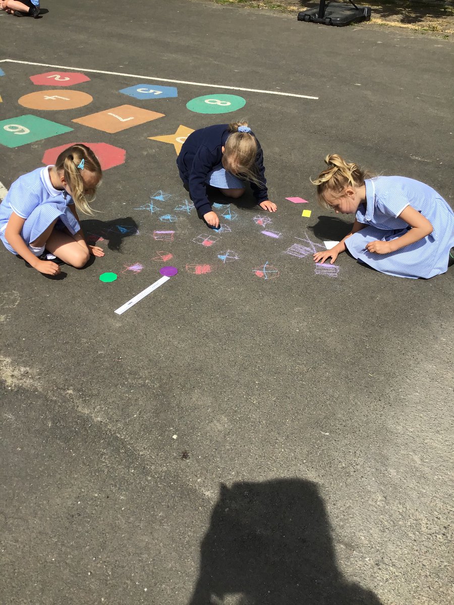 St_Leonards_RC's tweet photo. Maple mathematicians finding quarters of shapes and cakes. Maths is delicious!๐บ๐ธ๐ง #stleonardsmaple #stleonardsmaths https://t.co/oaKWLfEi8W